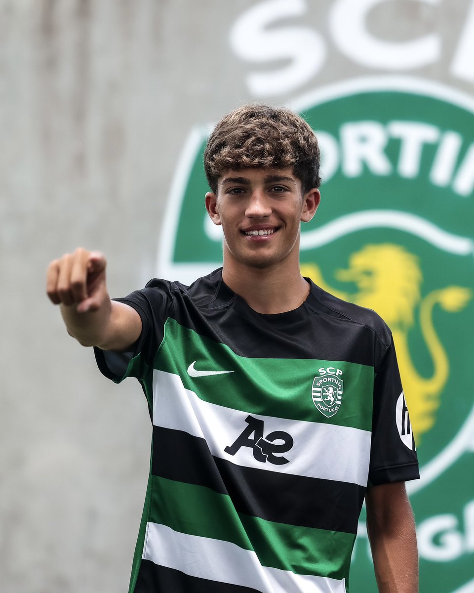🗣️ “Assinar pelo Sporting CP é um sentimento inexplicável. Desde pequeno que vou ao estádio com a minha família. Sempre fui adepto e é um sonho concretizado"

André Machado assina pelos Leões ✍️
⚽️ Lateral-direito | ℹ️ 16 anos | 🔙 GD Estoril Praia
👉 bit.ly/4dQl8Sy
