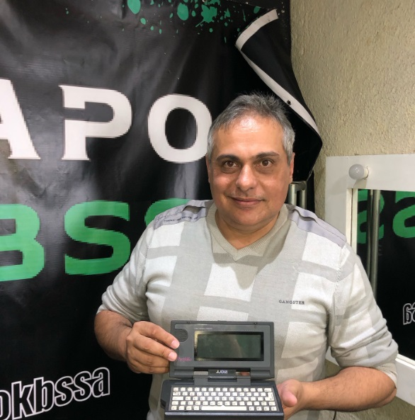 marcosvelasco's tweet photo. Você sabia que o computador Atari Portfolio ORIGINAL, utilizado no filme O Exterminador do Futuro 2, com Arnold Schwarzenegger pertence a minha coleção particular?  Olha ele ai na foto....  

Saiba mais em:  
https://t.co/DE1oJdW7tY  

#MARCOSVELASCO #TERMINATOR2 #SCHWARZENEGGER https://t.co/eCjKxvbyX1