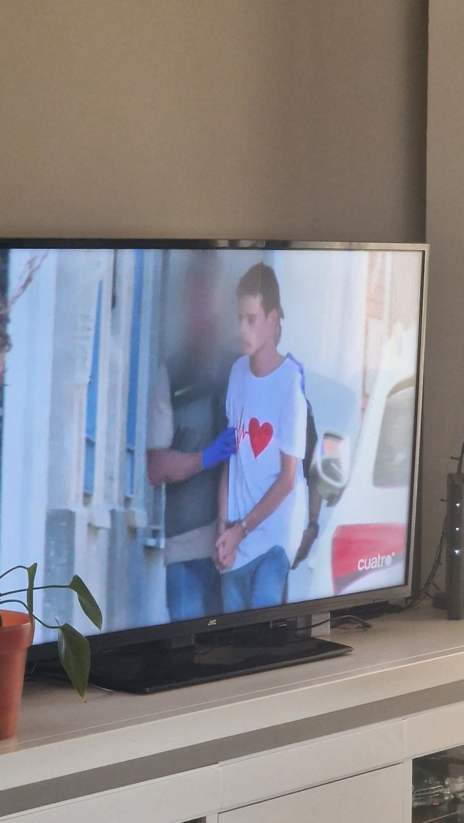 mardelatormenta's tweet photo. @infovlogger36 A ver, acaba de salir por la tv. 
Rubio no lo veo, pero magrebí no es, eso seguro. https://t.co/cAmndhEKOY