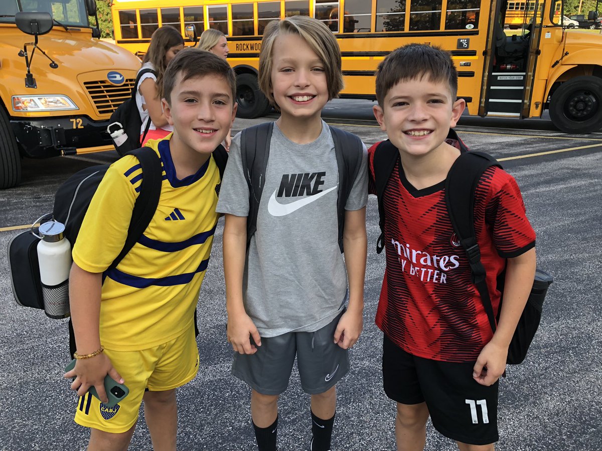 OneRockwood's tweet photo. Classes are back in session in @rockwoodschools! Students at Rockwood Valley Middle smiled and gave a thumbs-up on this first day of the 2024-2025 school year. #RSDFirstDay #WeAreRockwood https://t.co/aU7330xkUF