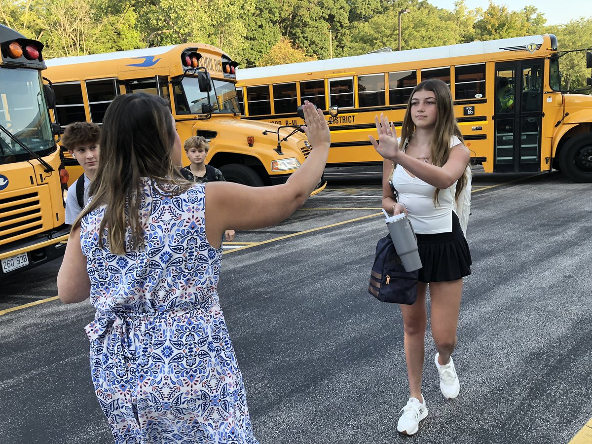 OneRockwood's tweet photo. Classes are back in session in @rockwoodschools! Students at Rockwood Valley Middle smiled and gave a thumbs-up on this first day of the 2024-2025 school year. #RSDFirstDay #WeAreRockwood https://t.co/aU7330xkUF