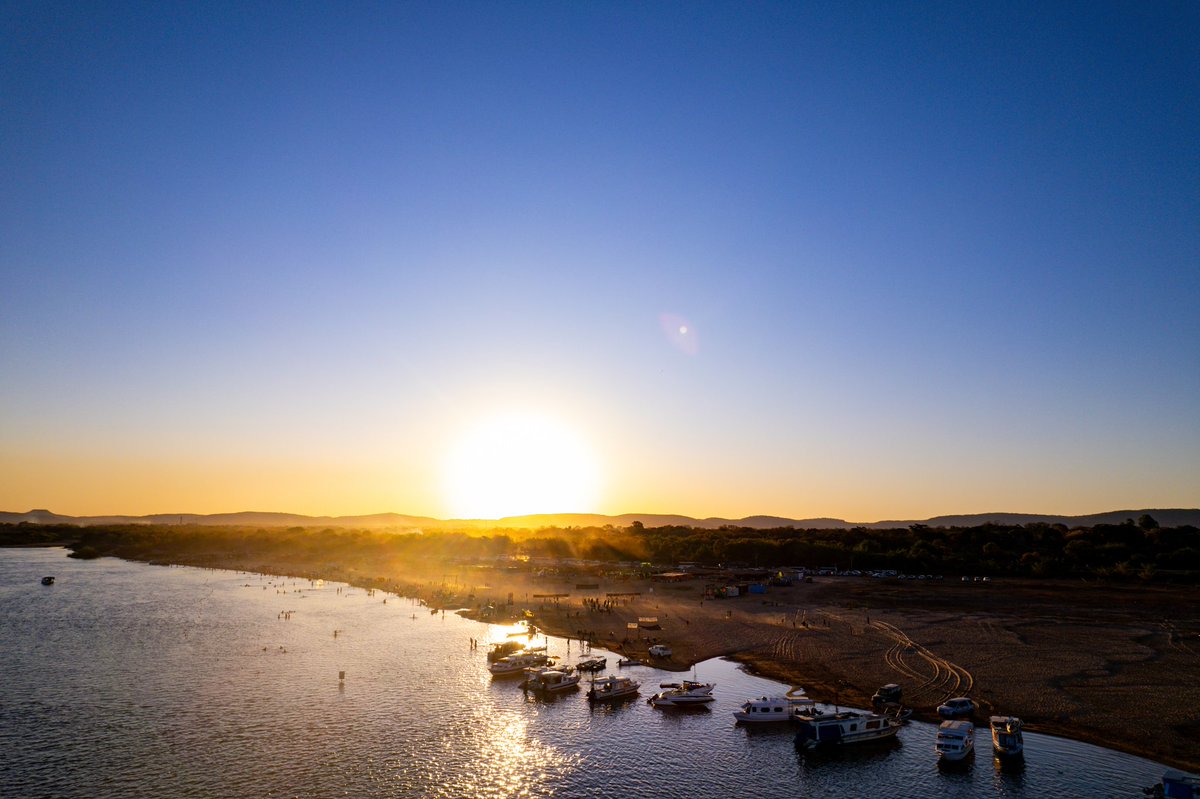 munizfelipe's tweet photo. Gosto de ver a luz do sol iluminando paisagens diversas. A mim não interessa feições, poses, gestos friamente calculados.
Basta o sol, corpos em movimento cotidiano e uma câmera pra capturar o que vi e vivi naquele momento https://t.co/qI29zPOvCR