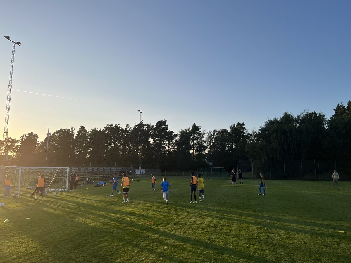pashofestim's tweet photo. IKVÄLL!
Inspirationsträning inom RTP tillsammans med #IFKBerga
Bra jobbat spelare och ledare 👏⚽️
#KalmarFF #RTP2024 #SmålandsFF https://t.co/6kvY8R1NhR