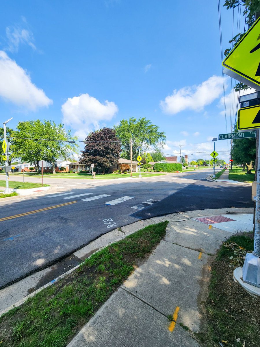 Napoleon_Police's tweet photo. Attention! On Glenwood Ave at the intersections of Kenilworth and at Clairmont, there are new flashing Crosswalk Signs. They are activated by a pedestrian pushing the button to cross the street. Drivers, pedestrians have the right of way. Everyone BE CAREFUL! https://t.co/79tU8dGIQE