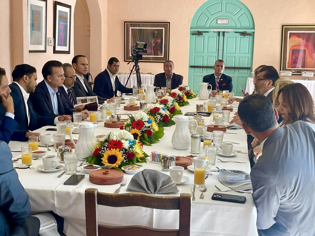 EVillegasV's tweet photo. 🇲🇽🇺🇸 ¡Iniciamos la gira desde temprano! 
Tuvimos una plática clave con el Cónsul General @carlos_glezgtez y la LA Latino Chamber of Commerce donde presentamos las grandes oportunidades que ofrece #Durango en turismo, inversión, comercio e innovación.

Concluimos con una excelente noticia, en los próximos días, una delegación visitará nuestro bello estado, y estamos seguros se convencerán aún más de su potencial. 🤝