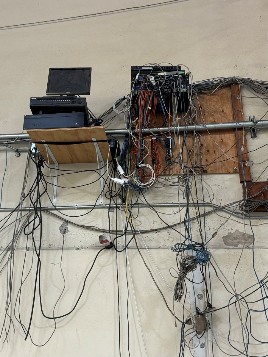 RemoteAlly's tweet image. It&apos;s clear the techs who installed it had a case of the Mondays! 🤦‍♂️ Don&apos;t settle for subpar work when it comes to your security. Choose Remote Ally and Virtual Guard Post for best-in-class. #RemoteAlly #VirtualGuardPost #security #LiveVideoMonitoring #installfail