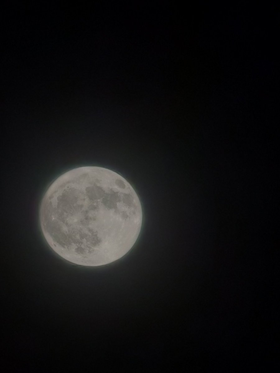 #القمر_الأزرق_العملاق

صدته بس ليش لونه مو ازرق 😅