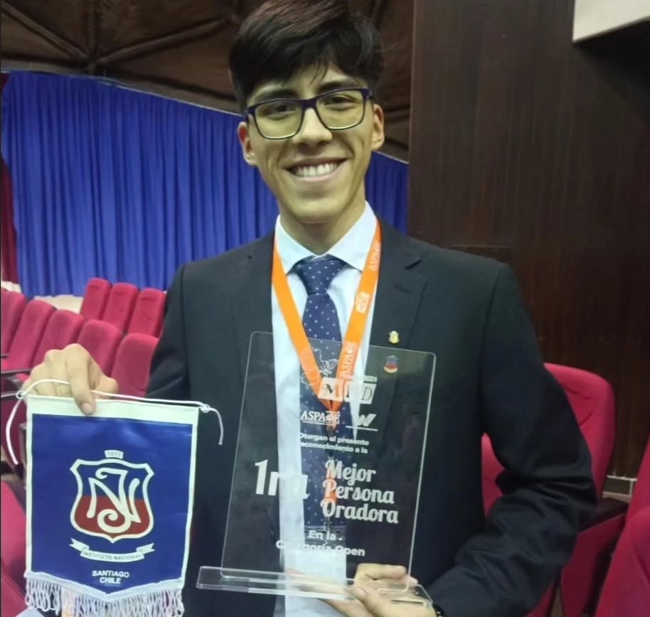 fragolabianca_'s tweet image. Presidente @GabrielBoric : le cuento que la Academia de Debate del Instituto Nacional quedó entre las 4 mejores del mundo en Debate de habla hispana y que Vicente Olguin de 3ro medio fue elegido el mejor orador de habla hispana a nivel mundial 🥰