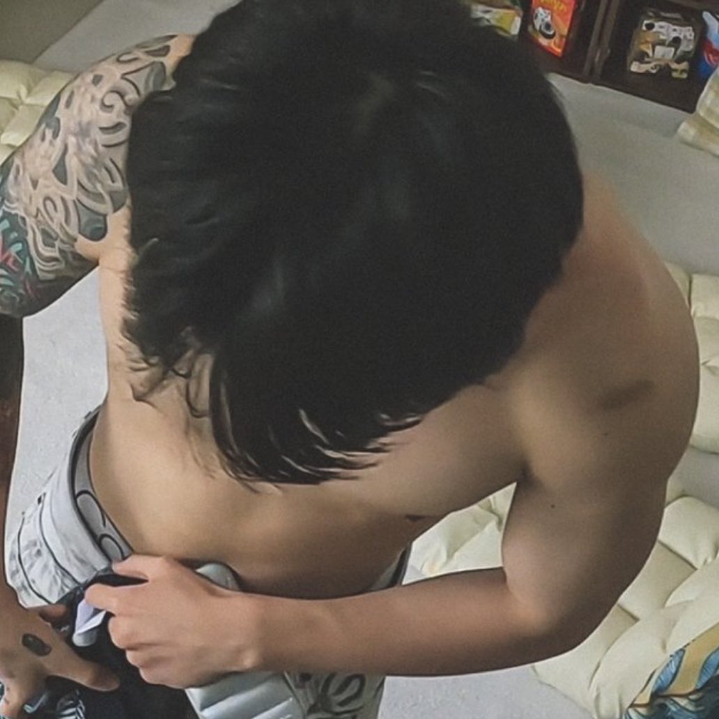 JeonEsHi97's tweet photo. jungkook's shoulder scar ☹️ https://t.co/2XqNCofcPX