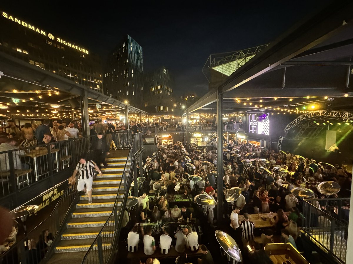 calcioinglese's tweet photo. Ecco come il Newcastle United ha creato la fan-zone più assurda d'Inghilterra, proprio davanti a St. James' Park 😍

In collaborazione con il brand Stack e lo sponsor del club Sela, i Magpies hanno creato un hub situato di fronte allo stadio, che durante i matchday diventa la fan-zone ufficiale per i tifosi e durante la settimana ospita svariati eventi, tra musica live e street food. Entrare è gratuito e per chi non ha il biglietto stadio, è possibile guardarla dai maxi-schermi (se trasmessa in tv).

L'apertura è avvenuta l'8 agosto e il primo weekend è stato da record: 38.000 persone sono entrate, oltre 26.000 le pinte vendute e 165 posti di lavoro creati tra full-time e part-time.

In attesa dei dati del weekend appena passato (quando il Newcastle ha giocato in casa), la fan-zone attiva 7 giorni su 7, sembra essere un'idea pazzesca e vincente.

L'hub ha dato valore a tutta la comunità, non solo per i posti di lavoro creati (in un'area del Regno Unito non proprio conosciuta per la sua ricchezza, ma fornendo un nuovo punto di ritrovo per tifosi o semplici cittadini di tutte le età e i background. Un'area dove condividere e divertirsi, insieme.

Stadio e fan-zone, tutto a pochi metri di distanza: la rivoluzione, a Newcastle, continua.