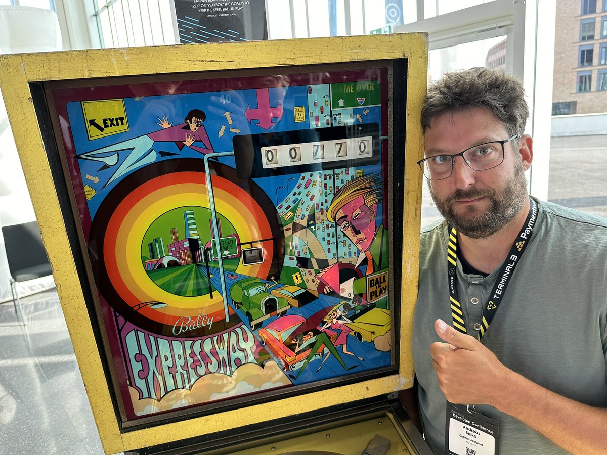 JoachimHesse's tweet image. Viele haben heute im Retrobereich der #Devcom den Flipper #Expressway aus dem Jahr 1971 ausprobiert. Die niedrigste Punktzahl mit drei Bällen hat @AndiDev_ erzielt. Kurz bevor er des Messegeländes verwiesen werden musste, hat er zum Glück seine Ehre wieder hergestellt. Puh! 😂