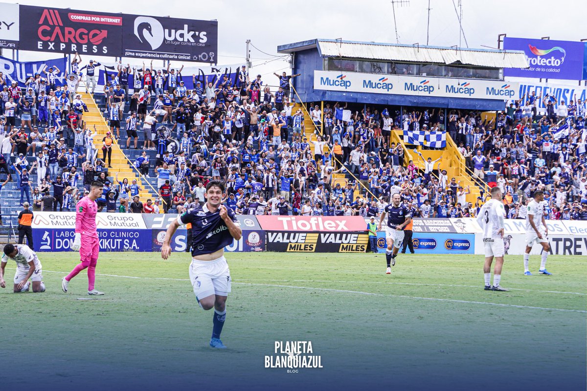 👉🏻Tienes 17 años, juegas en el equipo de tus amores, usas el 11 histórico de Leonel Hernández,  entras de cambio, anotas tu primer gol en Primera División en tu primer Clásico, todo el estadio corea tu nombre... apréndanselo; LEONARDO ALFARO🔵⚪️