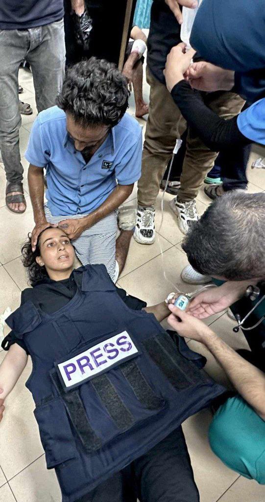 NO HAY RESPETO!
La periodista palestina Salma al-Qadoumi RECIBIÓ UN DISPARO EN LA ESPALDA por parte de las fuerzas de ocupación israelíes mientras cubría la invasión en Khan Yunis hoy.
Gaza ES UN CAMPO DE CONCENTRACIÓN A GRAN ESCALA.
#FreePalestina #Paz