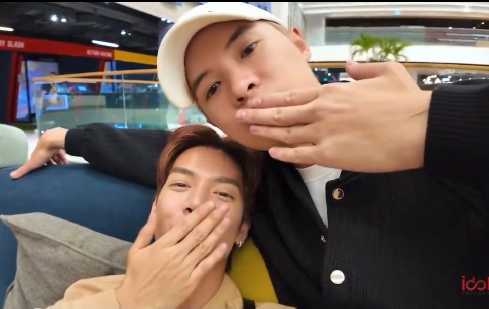 Andrea12051578's tweet photo. Billy gently placed his kiss on the top of Babe's hand 🫠
MMTF MET CELEB
#MUMUTOFUep6
#bbil1ypn
#babiibabe
#BabyBabe https://t.co/JYuCLSpIMJ