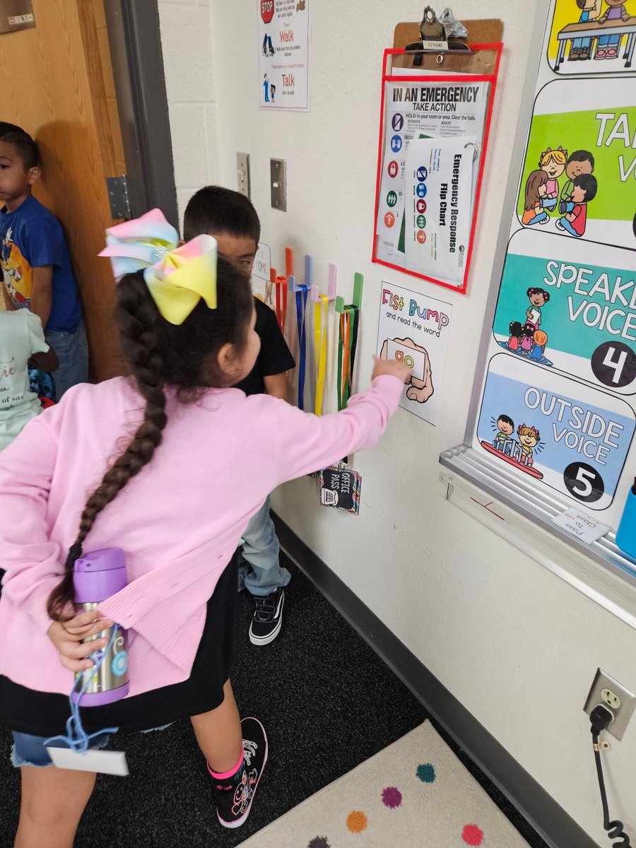 SundanceMustang's tweet photo. 👊 Starting the week strong with sight word fist bumps! 📝✨

Our students are boosting their reading skills and having fun! Let’s make this week full  wins for everyone! #MustangPride #BESDistheBEST https://t.co/E8L2uNmwLz