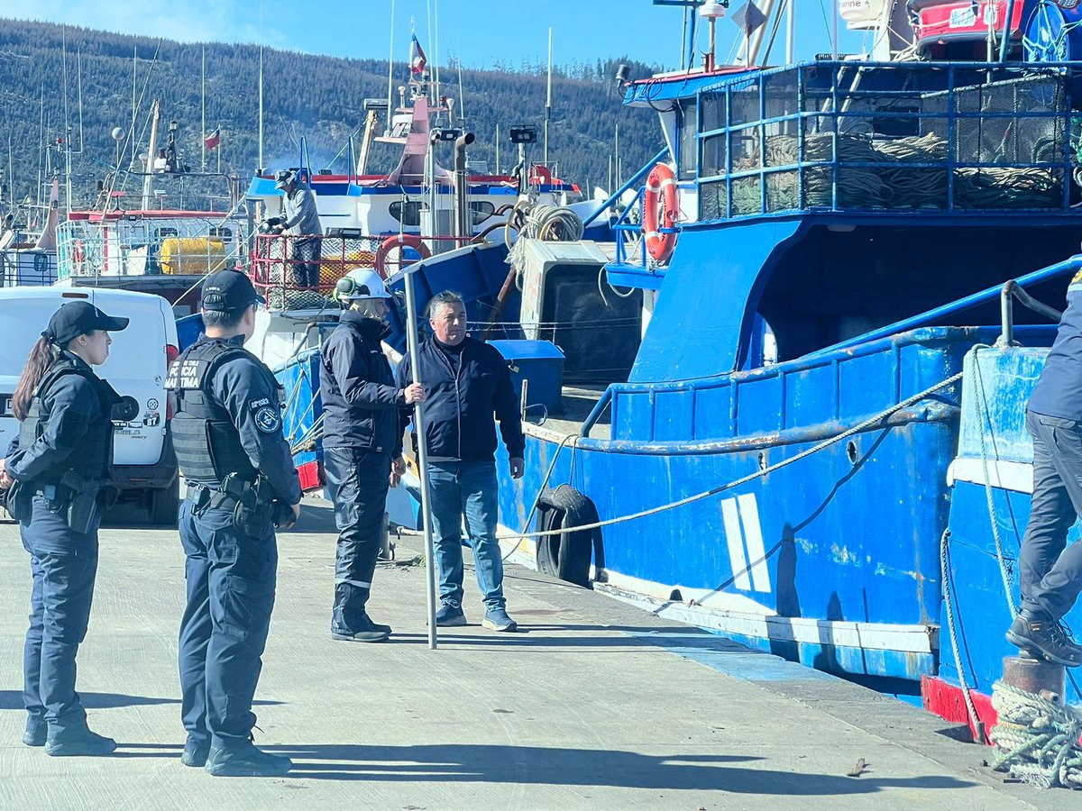 DIRECTEMAR - Armada de Chile (@dgtm_chile) on Twitter photo La #PolicíaMarítima de la Capitanía de Puerto de #Lebu, en conjunto con <a href="/sernapesca/">Servicio Nacional de Pesca y Acuicultura 🇨🇱</a> y la unidad marítima LSR "Arauco", efectuaron fiscalización a las embarcaciones que realizaban desembarque de sus recursos en el puerto artesanal de Lebu.
#AutoridadMarítima
<a href="/Armada_Chile/">Armada de Chile</a> La #PolicíaMarítima de la Capitanía de Puerto de #Lebu, en conjunto con <a href="/sernapesca/">Servicio Nacional de Pesca y Acuicultura 🇨🇱</a> y la unidad marítima LSR "Arauco", efectuaron fiscalización a las embarcaciones que realizaban desembarque de sus recursos en el puerto artesanal de Lebu.
#AutoridadMarítima
<a href="/Armada_Chile/">Armada de Chile</a>
