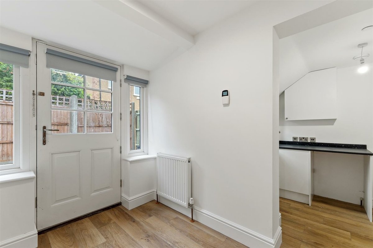 BERESFORD ROAD, #CHINGFORD

1 bedroom, 1 bathroom house to rent: £1,650 pcm (Fees apply)

This recently renovated and unique one bedroom home is conveniently located within short walking distance of Chingford Mainline Station and the areas many amenities.

pettyson.co.uk/property-to-re…