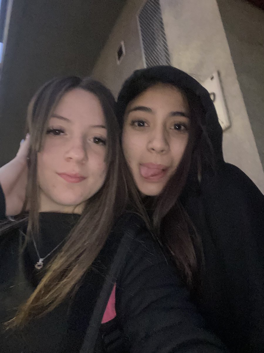 Azuldanielaa01's tweet photo. me toco entender por las malas que vos siempre ibas a ser la única porque cuando estuve en mi peor momento no estuvo nadie mas que vos a mi lado, te quedaste y me amaste a pesar del desastre que soy  y los mil problemas que tengo. asiq gracias por nunca soltarme la mano. te amo🥹 https://t.co/uubjqnyVZR