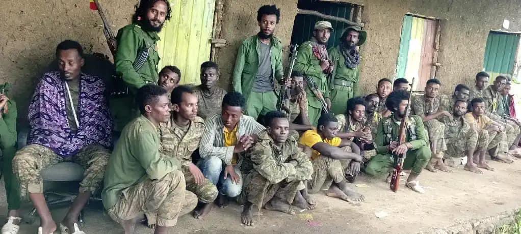 FanoRising's tweet photo. በኛም እጅ ፣ የጠላት ምርኮኛ ከነ ኦራል መኪና አለ። የትኛዉም ከዉጊያ ህጎች ዉጪ የሆነ የምርኮኛ አያያዝ አፀፋዉ ከባድ ነዉ‼️ https://t.co/bEYOFQjWCy