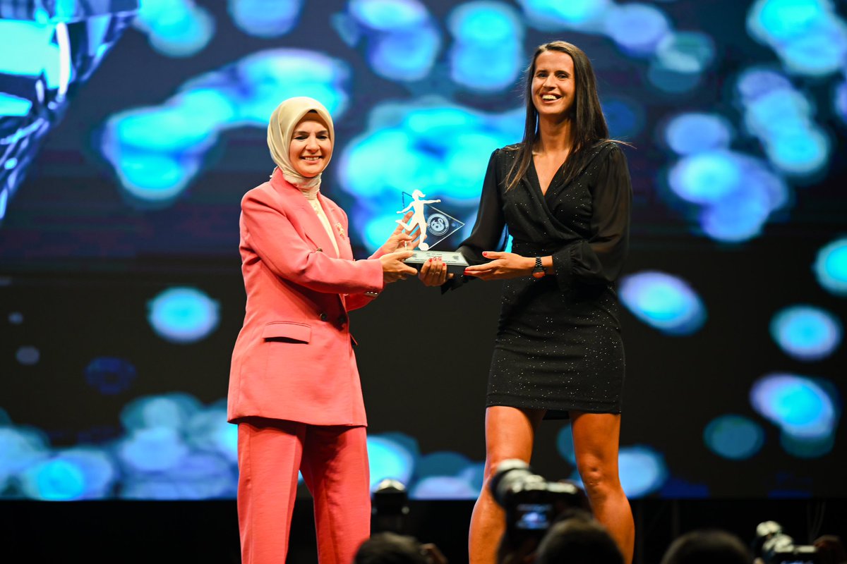 Futbolcumuz Armisa Kuč, Kristal Ayaklar Ödül Töreni’nde “Yılın Gol Kraliçesi” seçildi. Ödülünü, Aile ve Sosyal Politikalar Bakanı Mahinur Özdemir Göktaş’tan aldı.

Tebrikler Armisa! <a href="/mansuryavas06/">Mansur Yavaş</a> <a href="/MahinurOzdemir/">Mahinur Özdemir Göktaş</a> <a href="/ankarabbld/">Ankara Büyükşehir</a>