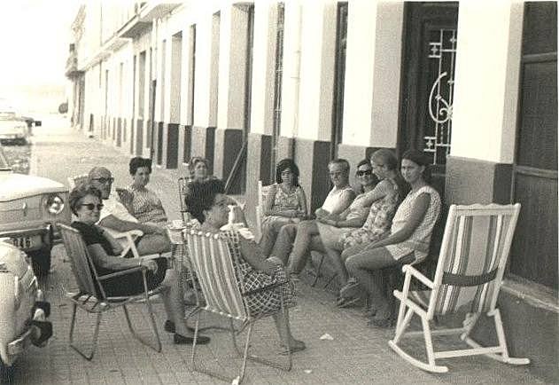 España tras 40 años de dictadura:
• Sin cámaras de reconocimiento facial.
• Sin alarmas ni cerraduras de alta seguridad.
• Sin økupas.
• Sin pisos de 30 m².
• Sin hipotecas a 35 años.
• Sin distanciamiento social.
• Sin zonas de bajas emisiones.
• Sin radares en las