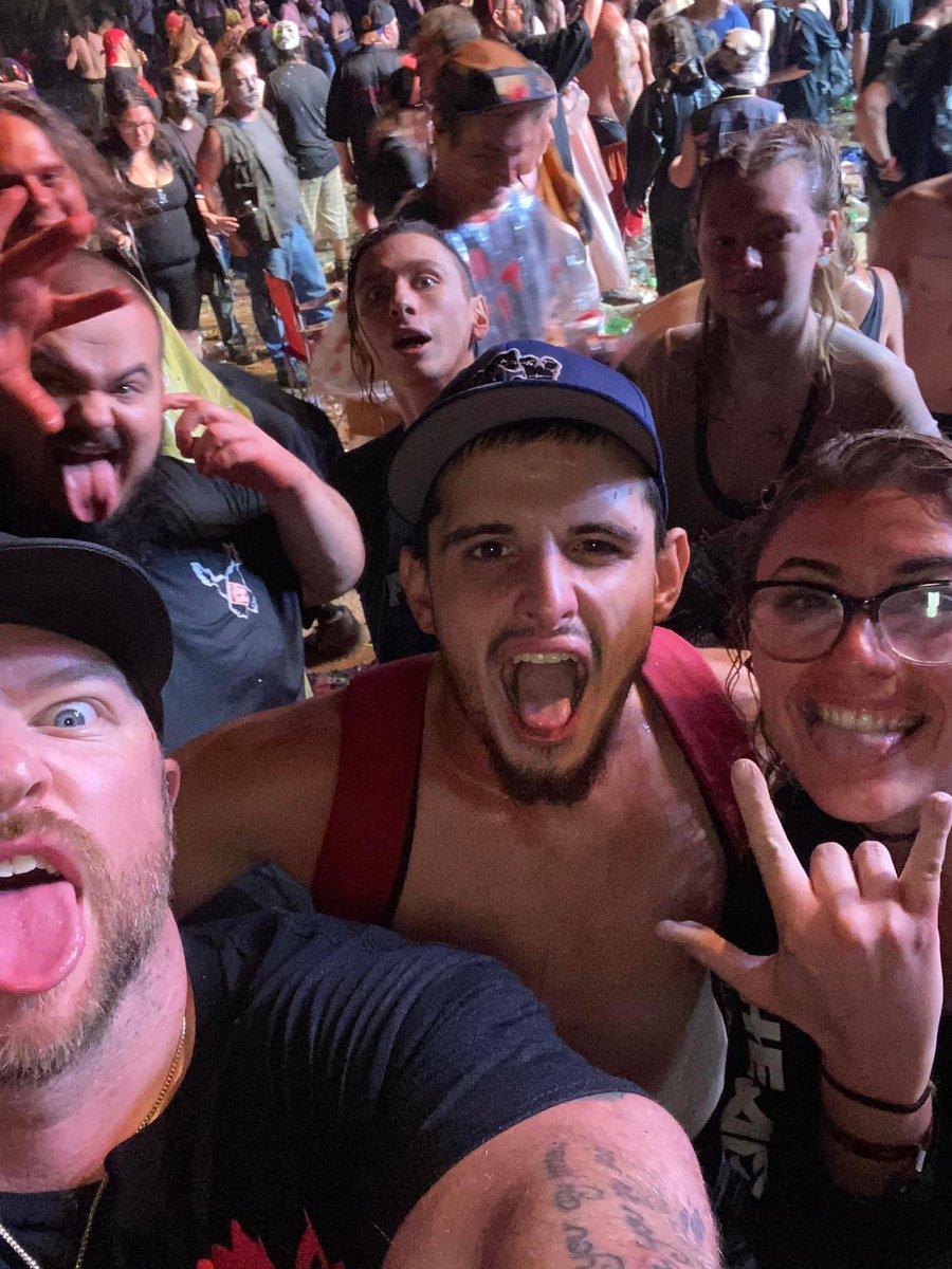 itsmeecarlibee's tweet photo. If anyone has any pics with me, let me see em! #WHOOPWHOOP https://t.co/sEY61RpdJO