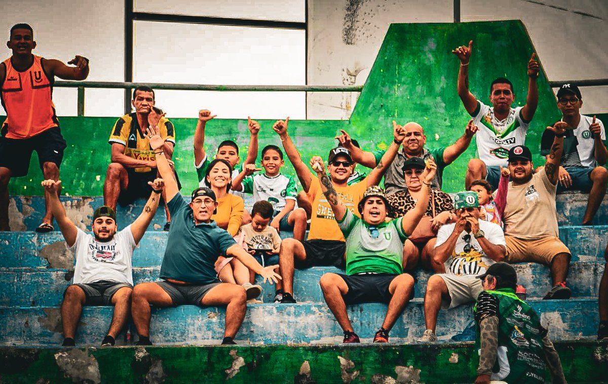LDUPoficial's tweet photo. Su aliento en las gradas es vital en cada partido, siempre juntos!💚🤍
🔜#SemanadeFinales

#JuntosPorUnaNuevaHistoria #LDUP2024 #VamosLiga🟢⚪️ https://t.co/UQt3MOvplB