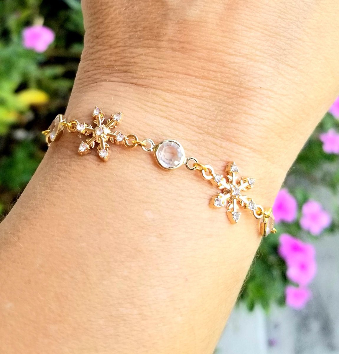 TrendingNowGift's tweet photo. Gold Snowflake Bracelet, Winter Jewelry #snowflake #snowflakes #snowflakejewelry #snowflakebracelet #winter #winterjewelry #winterbracelet #giftforher #jewelry #handmadejewelry #handmadegift #handmadebracelet #etsy #Christmas #Christmasjewelry
https://t.co/AxTZpu5Wvk via @Etsy https://t.co/jWxHFAaJUK
