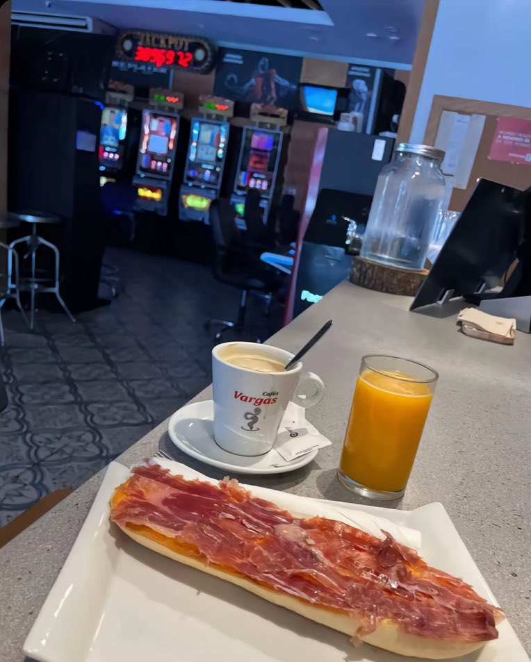 Buenos días familia feliz domingo,vamos con el festivo,3.50€ el desayuno y 120€ a las del fondo,que con la carita que me están poniendo no me puedo resistir,o saco el jackpot o este mes de alquiler que lo pague su puta madre,os voy contando…