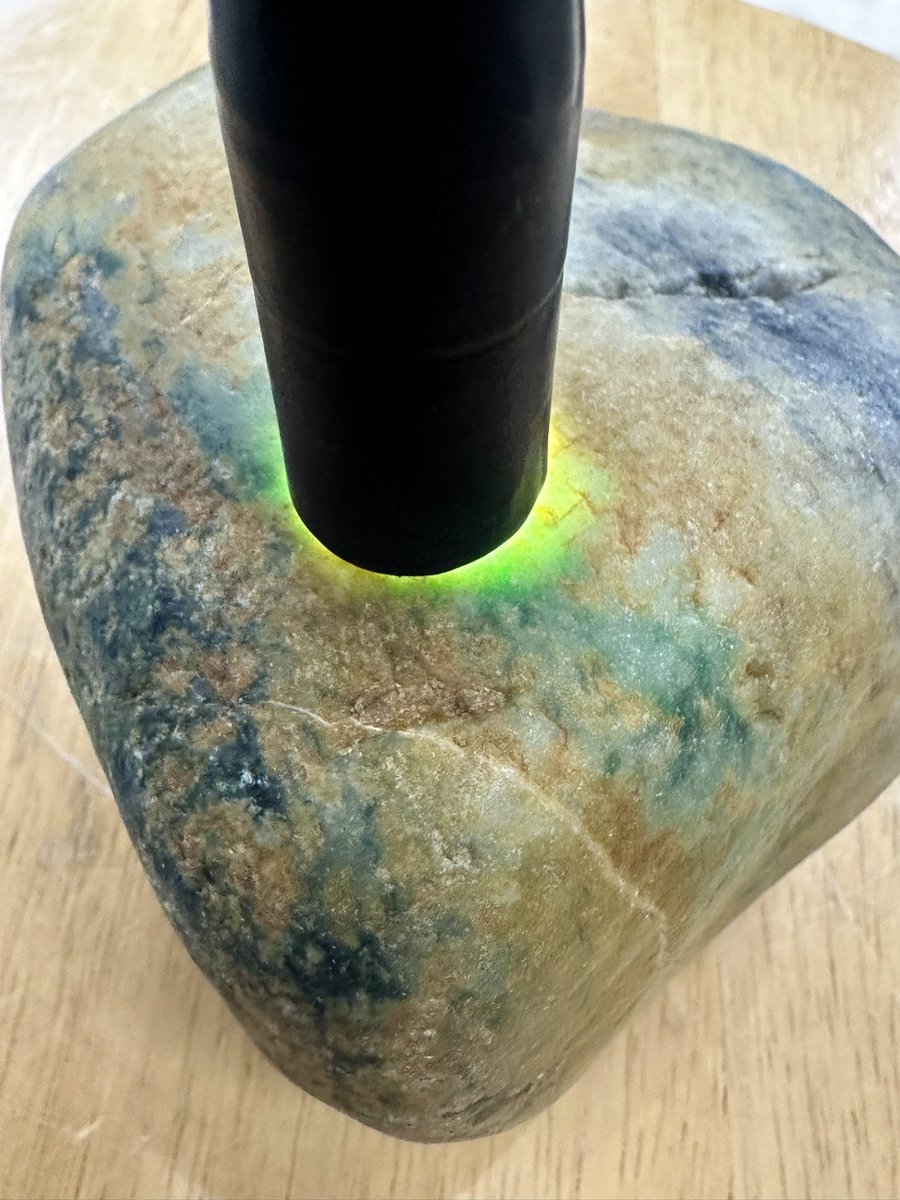 今日のヒスイは、 「海焼けが味わい深い海の翡翠❗️」です😁 角が取れ