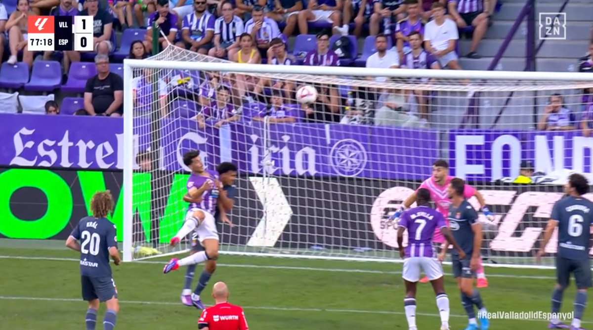 ArchivoVAR's tweet image. 🖥️💥 El VAR tarda una jornada en pasar de las directrices del CTA.

👉🏻 Omar El Hilali agarra por la cintura y de la camiseta a Messeguer impidiendo que pueda disputar el balón.

❌ ES PENALTI.

▪️ Este tipo de acciones, según el CTA, se iban a comenzar a castigar con penalti.