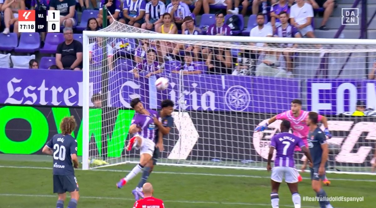 ArchivoVAR's tweet image. 🖥️💥 El VAR tarda una jornada en pasar de las directrices del CTA.

👉🏻 Omar El Hilali agarra por la cintura y de la camiseta a Messeguer impidiendo que pueda disputar el balón.

❌ ES PENALTI.

▪️ Este tipo de acciones, según el CTA, se iban a comenzar a castigar con penalti.