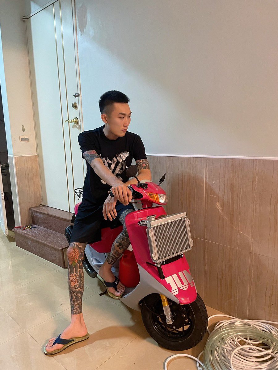 edcftyfbi's tweet photo. 一直抱怨，抱我不好嗎😄 https://t.co/GCnwlxiuXH