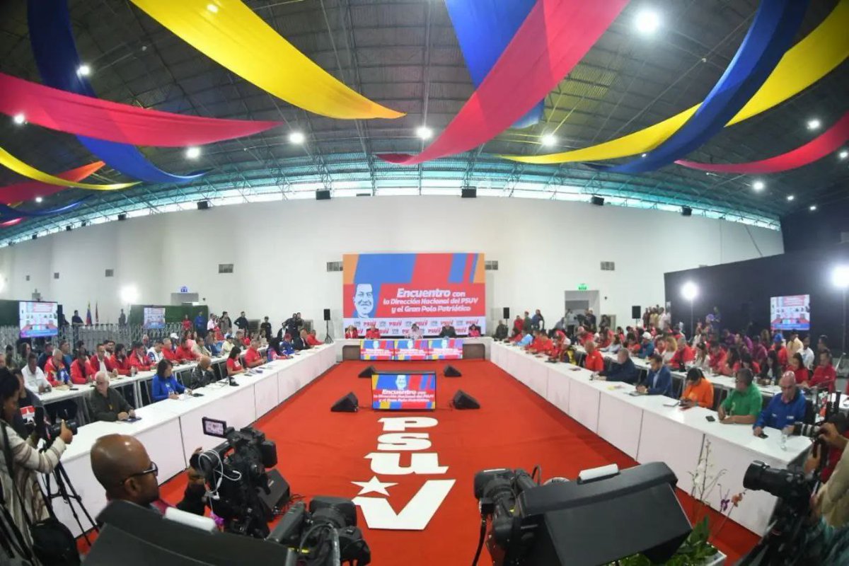ConElMazoDando's tweet photo. #GALERÍA | El presidente del Partido Socialista Unido de Venezuela (PSUV), Nicolás Maduro, aseguró que "estamos derrotando un Golpe de Estado en el país".  
#VenezuelaTodaEnPaz https://t.co/5FcBCE441u