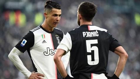 _halilarsu's tweet photo. + Ronaldo , freekicki ben kullanayım mı?
- Pjanic bana bırak. https://t.co/a6CK9U9hsN