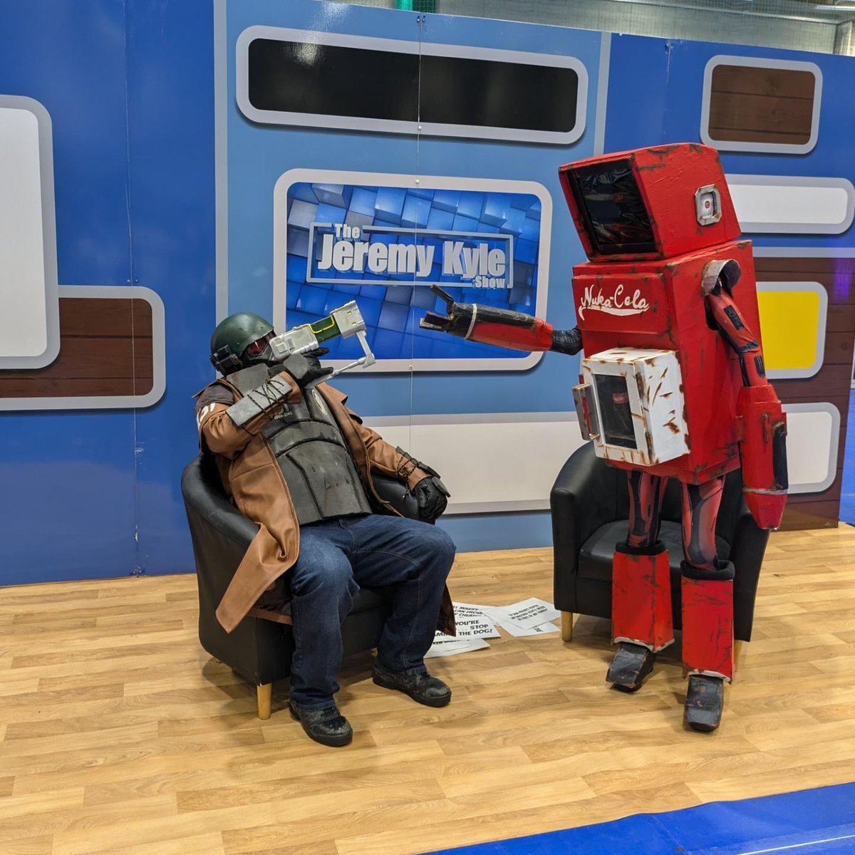 CrazyMCRAngel's tweet photo. 📸 Enjoyed Creed Con with the NCR Ranger (@ncrranger2 on IG) ! Good to see you again after meeting at @great_con this year! 

⬇️ More photos in comments!

#falloutcosplayers #falloutcosplay #fallout #ncrranger #ncrrangercosplayer #nukacola #nukatron #creedconventions #cosplaycon https://t.co/mkOByYvq4P