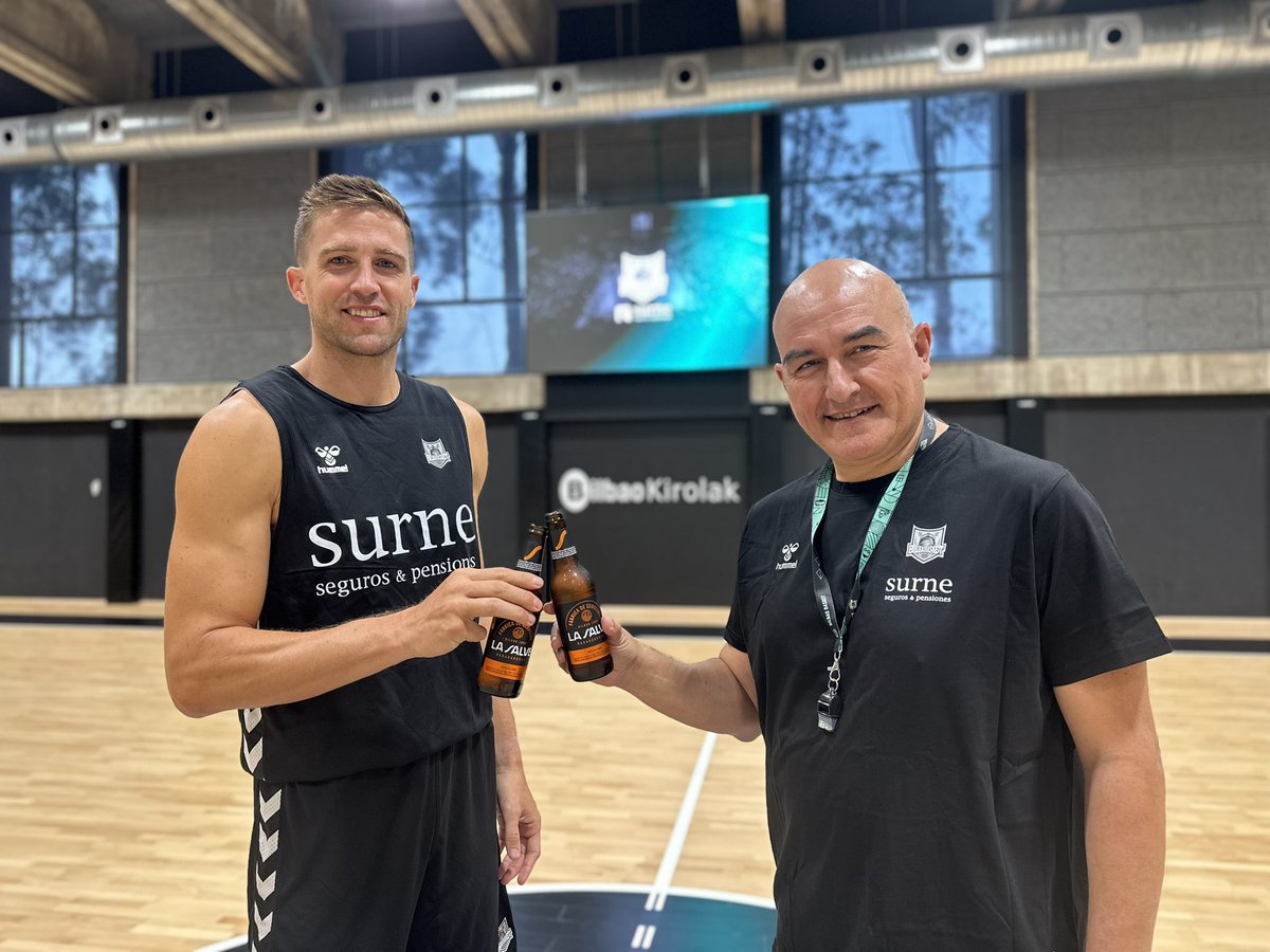 Tras el brindis que ha abierto la temporada  con <a href="/LaSalveBilbao/">La Salve Bilbao</a>, os esperamos mañana martes a las 14:45 en los prolegómenos de la comida tradicional por fiestas que tendrá lugar en el Café Iruña, con presencia de jugadores y cuerpo técnico ¡Ven a conocerles!

Gora Aste Nagusia!