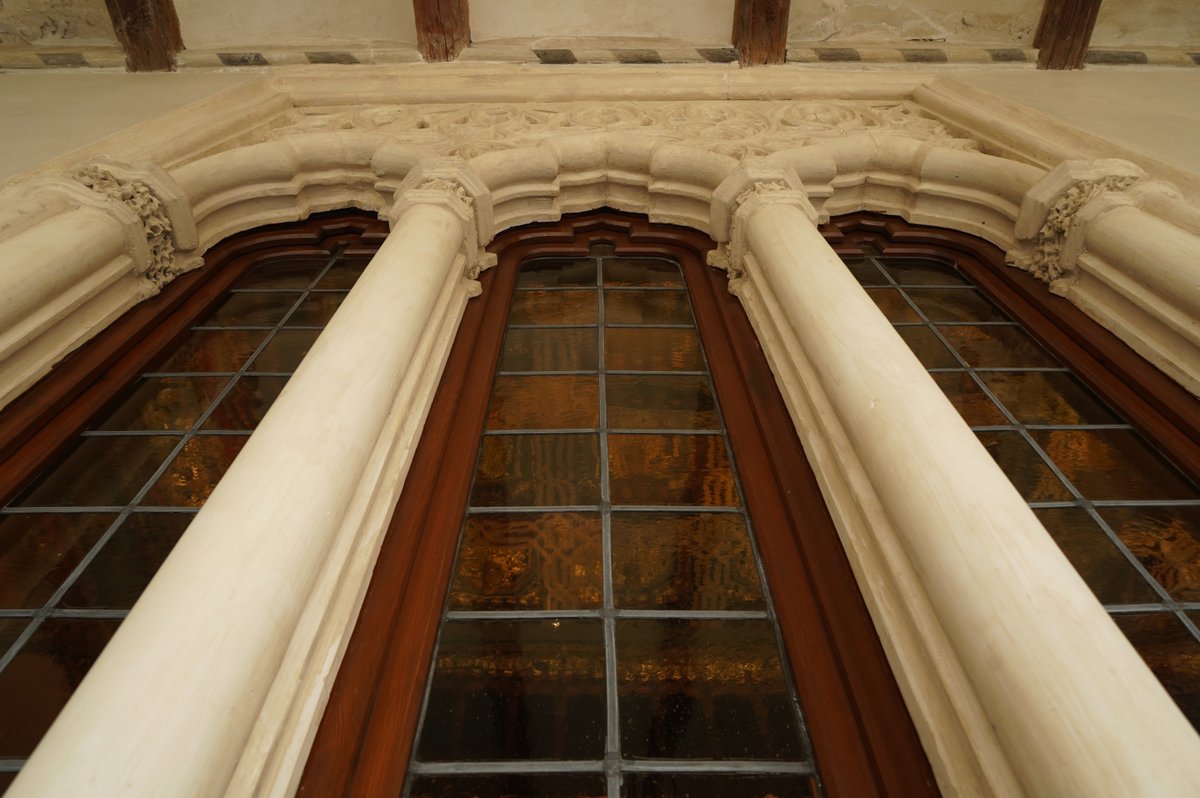 Estas ventanas esconden tras de sí una de las salas más importantes de todo el Palacio. ¿Sabrías decirnos cuál es? 🤔

💡 Os damos una pista: la techumbre de este espacio tiene como detalle ornamental principal unos racimos de uva.

#descubrelaaljafería