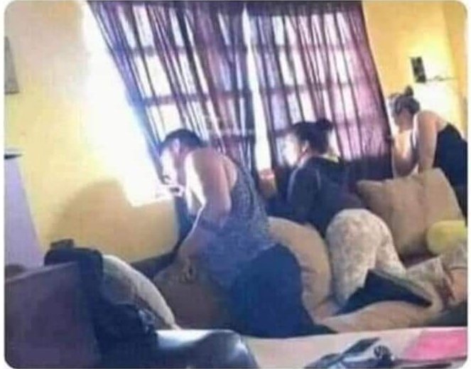 middotz_'s tweet photo. Pale majirani wakigombana uko nje. 
Mimi na familia yangu👇🏽🤣
Uzuri jatuingilii ugomvi wa watu🤣 https://t.co/ApMZ1gZA8h
