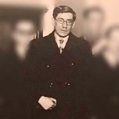 HSazie's tweet photo. Hoy se cumplen 102 años que mi padre Enrique Sazie Herrera hizo la primera transmisión de radio en Chile junto a su profesor Arturo Salazar.
Desde la casa central de la Universidad de Chile al hall del diario El Mercurio donde un grupo oyentes se maravillaron con la novedad https://t.co/2v9ROO3X6U