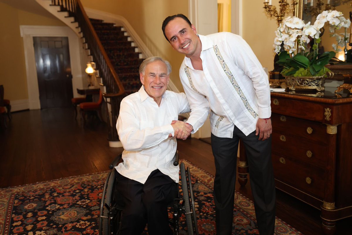 manolojim's tweet photo. Arrancamos la gira por #Texas con una excelente reunión con nuestro amigo, el Gobernador @GregAbbott_TX. Este es el inicio de una alianza histórica entre #Texas y #Coahuila. Muchas gracias por mi sombrero 👍🏼🤠💪🏼#CoahuilaTexas #200Años #Austin https://t.co/PHg3Hc3Qyi