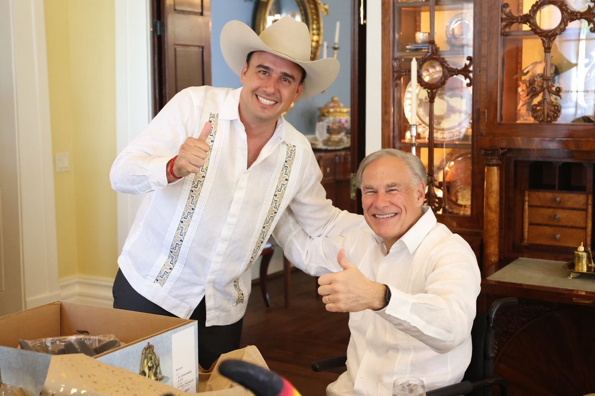 manolojim's tweet photo. Arrancamos la gira por #Texas con una excelente reunión con nuestro amigo, el Gobernador @GregAbbott_TX. Este es el inicio de una alianza histórica entre #Texas y #Coahuila. Muchas gracias por mi sombrero 👍🏼🤠💪🏼#CoahuilaTexas #200Años #Austin https://t.co/PHg3Hc3Qyi