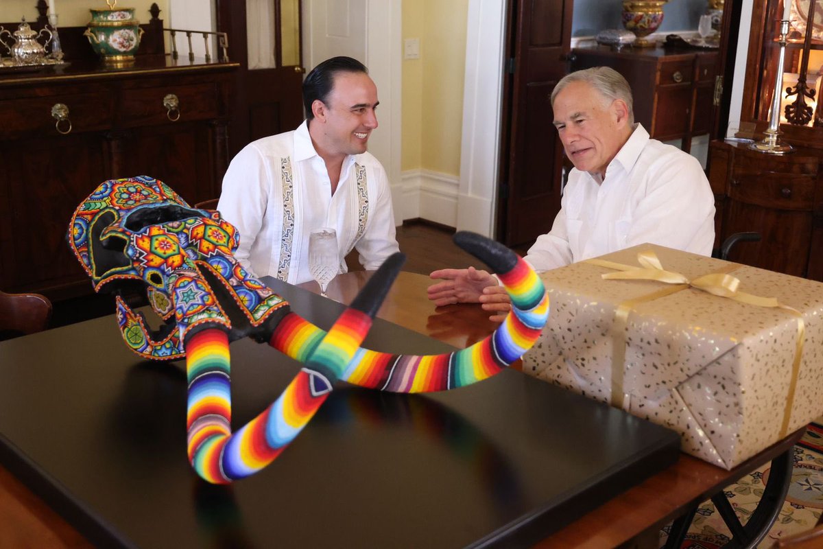 manolojim's tweet photo. Arrancamos la gira por #Texas con una excelente reunión con nuestro amigo, el Gobernador @GregAbbott_TX. Este es el inicio de una alianza histórica entre #Texas y #Coahuila. Muchas gracias por mi sombrero 👍🏼🤠💪🏼#CoahuilaTexas #200Años #Austin https://t.co/PHg3Hc3Qyi