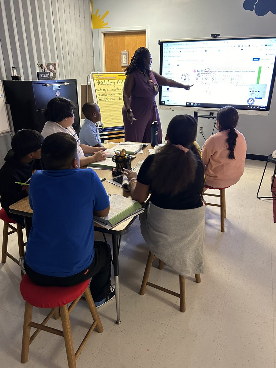 JalisaGranger's tweet photo. Making it happen on a Monday… oh yes! Our 5th grade AMP students and @SharaSelf are in FULL learning mode. https://t.co/dRExefqb6X