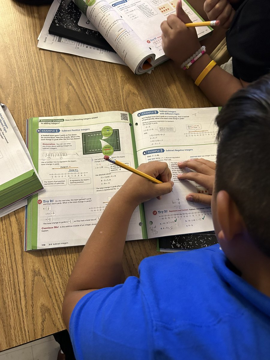 JalisaGranger's tweet photo. Making it happen on a Monday… oh yes! Our 5th grade AMP students and @SharaSelf are in FULL learning mode. https://t.co/dRExefqb6X