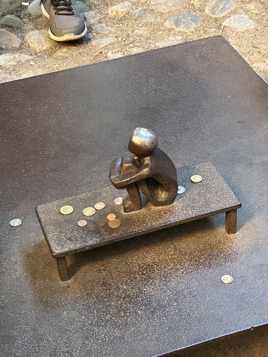 terrynikkel's tweet photo. The smallest statue in Stockholm. https://t.co/rcLj29TfP5