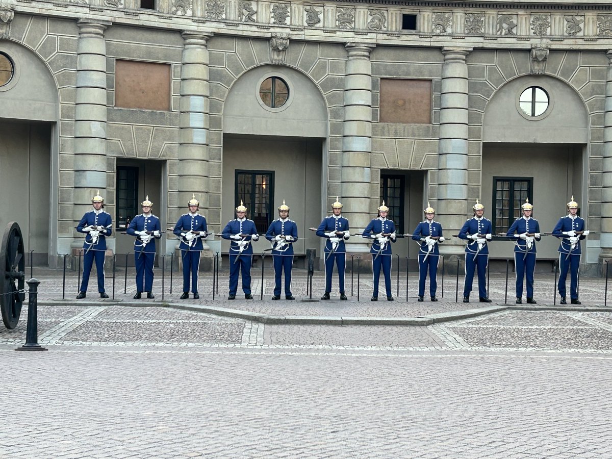 terrynikkel's tweet photo. Changing of the guard, royal palace, Stockholm. https://t.co/M5xsvi2zkX