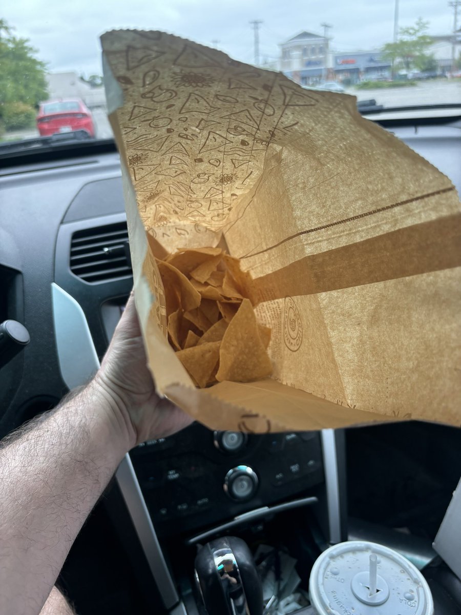 Midipitti's tweet photo. No joke, this is the amount of chips you get @ChipotleTweets #unreal #chipotle https://t.co/srcJsk5eLU