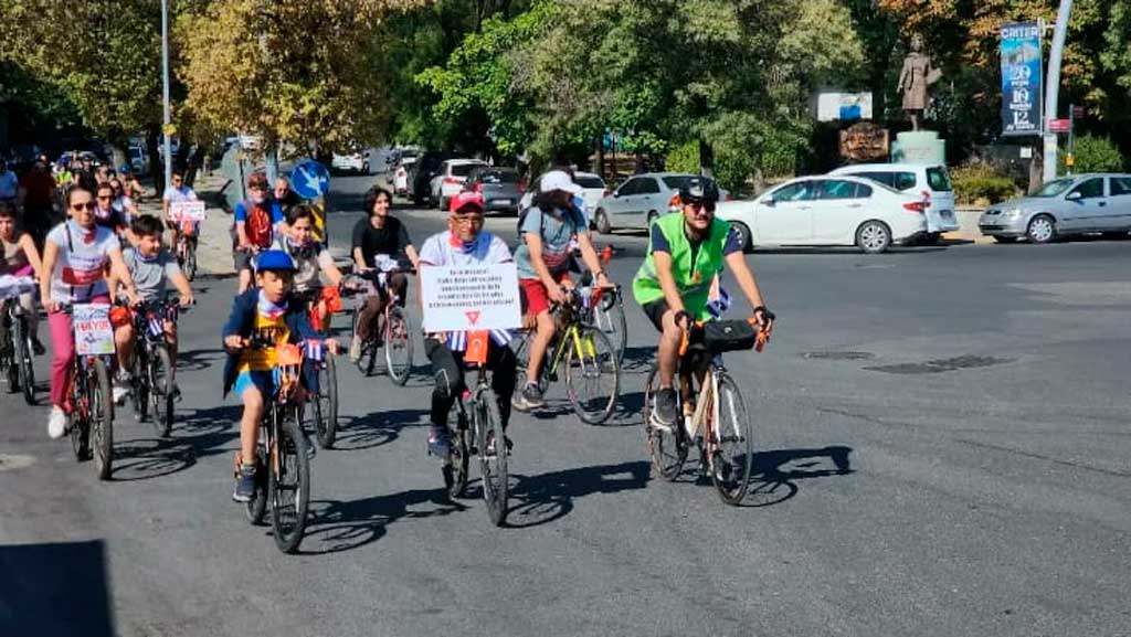 A bicycle parade interrupted traffic in Ankara to show Turkey's rejection of the blockade imposed on Cuba by the United States for more than six decades.