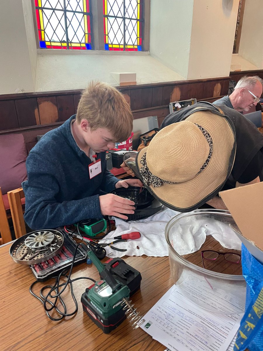 mcharter1's tweet photo. Farnham Repair Cafe @FarnhamRepairC : Ongoing Impact: 98 sessions; 5580 visitors; 2597 repairs; 67% repair rate; 7.1 tonnes landfill diversion; 66.9 tonnes of CO2e savings; 98% customer satisfaction @farnhamherald @LoveFarnham @FarnhamOfficial @UCAROffice https://t.co/ZJqn8ThOdo